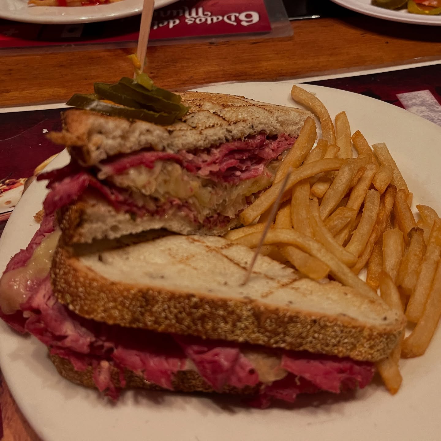 Sándwich irlandés con papas — Sótano Suizo