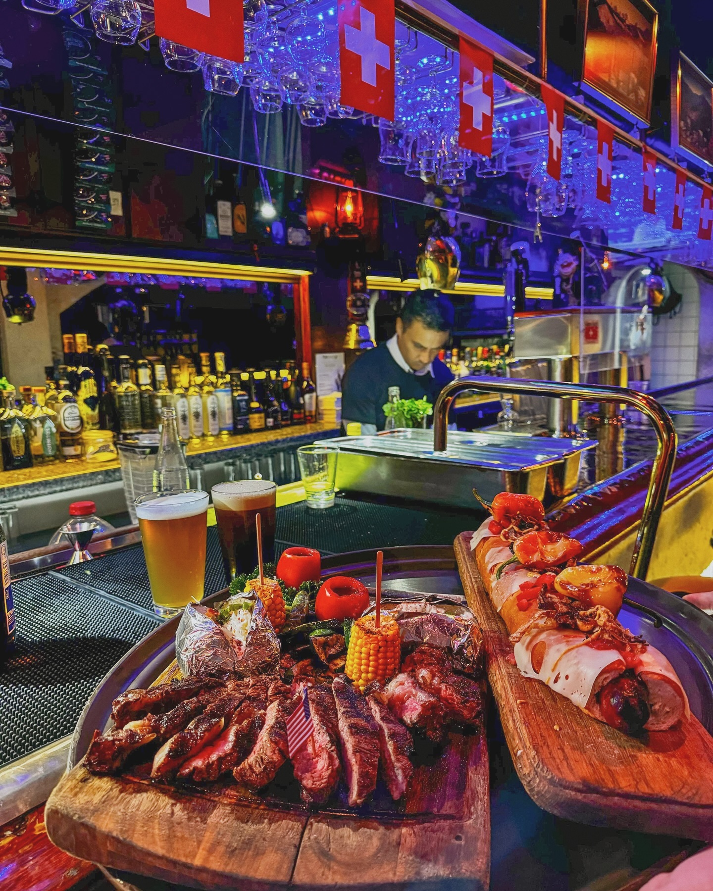 La barra del Sótano Suizo, con cortes y el Mamut Dog